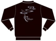 「アラタカンガタリ～革神語～」パーカー。キーアイテムである劍神をモチーフとしたデザイン。