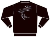 「アラタカンガタリ～革神語～」パーカー。キーアイテムである劍神をモチーフとしたデザイン。