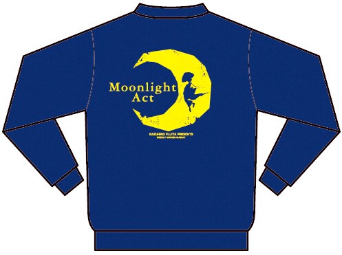 「月光条例」パーカー。ネイビーのボディに大きくプリントされた黄色い月が栄えるデザイン。