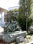 山梨学院創立６０周年記念事業、箱根駅伝優勝記念彫像「襷の伝説」。原画は高橋しんが2001年に作成した年賀状。