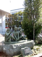 山梨学院創立６０周年記念事業、箱根駅伝優勝記念彫像「襷の伝説」。原画は高橋しんが2001年に作成した年賀状。