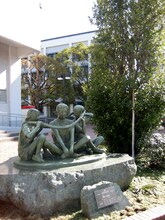 山梨学院創立６０周年記念事業、箱根駅伝優勝記念彫像「襷の伝説」。原画は高橋しんが2001年に作成した年賀状。