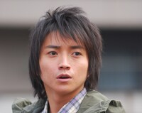 映画「カイジ 人生逆転ゲーム」にて、主役のカイジ役を演じる藤原竜也。原作者、福本伸行演じる黒服との絡みはあるのか。(c)2009「カイジ」製作委員会