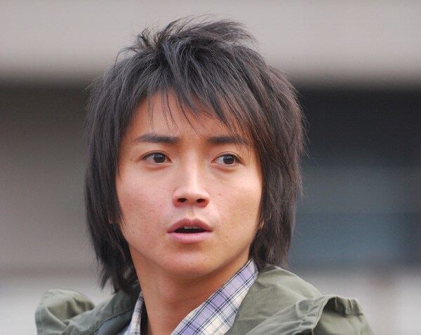 映画「カイジ 人生逆転ゲーム」にて、主役のカイジ役を演じる藤原竜也。原作者、福本伸行演じる黒服との絡みはあるのか。(c)2009「カイジ」製作委員会