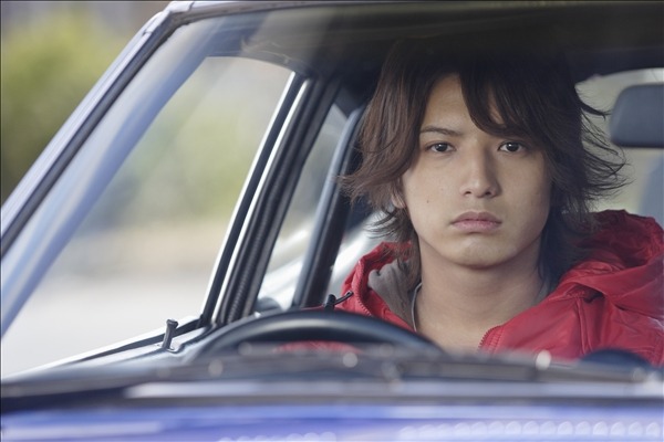 「実は車の免許を持っていない」中村優一。無免許での運転は法律で禁止されているのでご注意を。（c）楠みちはる/講談社・「湾岸ミッドナイト THE MOVIE」製作委員会
