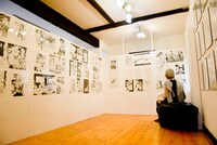 2階では視界一面がマンガ原稿。緻密で繊細な肉筆に、ぐるり取り囲まれる感動を味わってほしい。