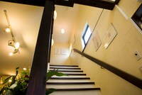 2階へと続く階段にもイラストが展示されている。