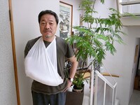 ギプス姿も痛々しいかわぐち。