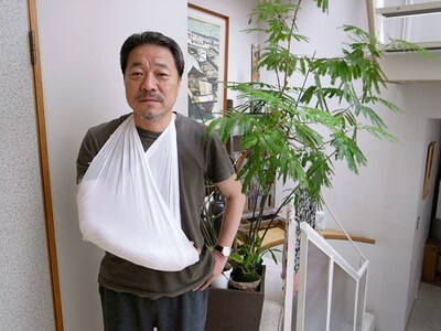 モーニング公式サイトに掲載された、かわぐちかいじの治療中の写真。果たして腕は完治したのか。