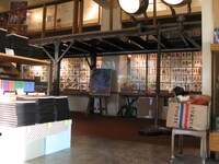 カフェの内部。「天元突破グレンラガン」展の様子。