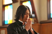 結城に翻弄され苦悩する神父・賀来裕太郎（原作では賀来巌）役の山田孝之。(C) 2009 MW PRODUCTION COMMITTEE