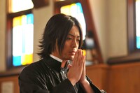 結城の犯行を阻もうとしながらも翻弄され苦悩する賀来神父。(C) 2009 MW PRODUCTION COMMITTEE