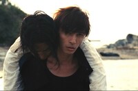 賀来をかつぐ結城。(C) 2009 MW PRODUCTION COMMITTEE