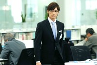 結城の昼間の顔は、優秀なエリート銀行員。(C) 2009 MW PRODUCTION COMMITTEE