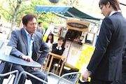 凶悪犯罪を追う敏腕刑事・沢木和之役の石橋凌（左）。結城との対面シーンだ。(C) 2009 MW PRODUCTION COMMITTEE