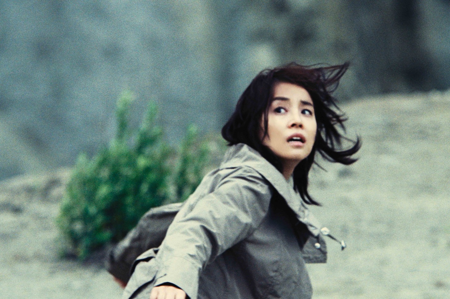 謎に包まれた事件を追い続ける新聞記者・牧野京子役の石田ゆり子。(C) 2009 MW PRODUCTION COMMITTEE