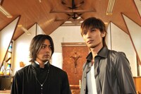 左が賀来裕太郎役の山田孝之、右が結城美智雄役の玉木宏。(C) 2009 MW PRODUCTION COMMITTEE