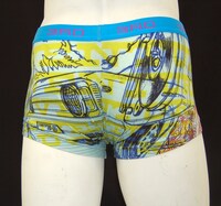 東泉一郎によるボクサーブリーフパンツ。