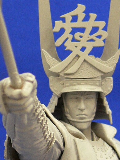 彩色前のフィギュア顔部分アップ。原デザインの「愛」の兜はインパクト大。※写真は開発中のものであり、実際の商品とは異なる場合があります。（C)隆慶一郎・原哲夫・麻生未央/NSP 1990, 版権許諾証EL-809