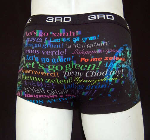 坂本龍一によるボクサーブリーフパンツその3。「Let's go green!」「もっと緑に！」などさまざまな国の言葉でエコな言葉が書かれた、メッセージ性あふれる下着に仕上がっている。
