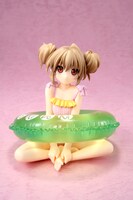 ピンクのチェック柄に黄色いフリルが付いた可愛らしい水着を身にまとった大河が、ムスっとした表情でこちらをにらんでいる。