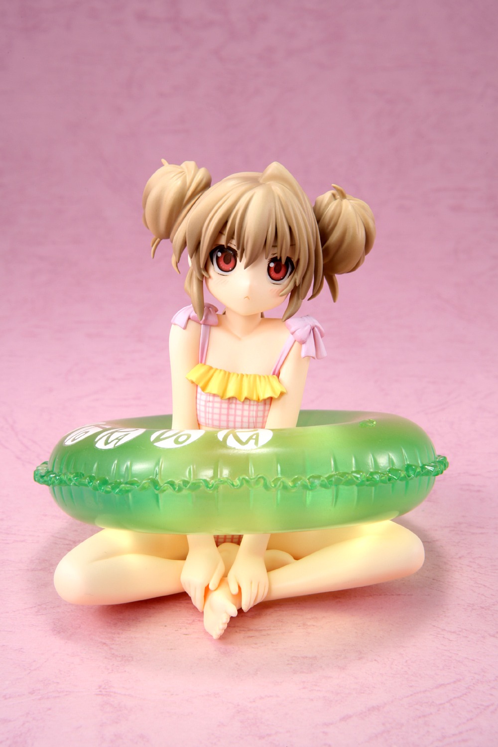 ピンクのチェック柄に黄色いフリルが付いた可愛らしい水着を身にまとった大河が、ムスっとした表情でこちらをにらんでいる。