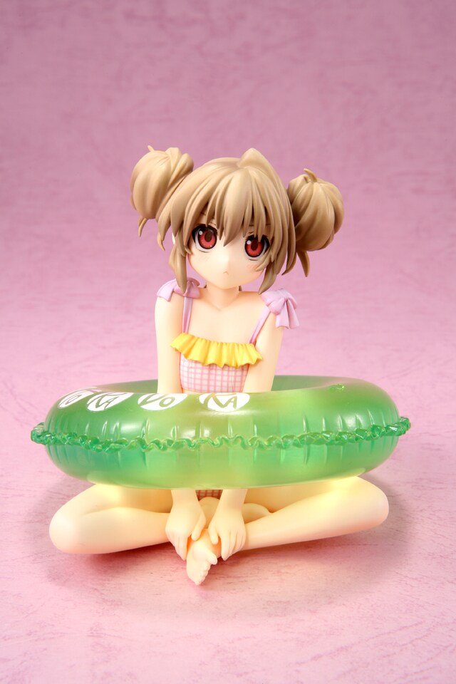 ピンクのチェック柄に黄色いフリルが付いた可愛らしい水着を身にまとった大河が、ムスっとした表情でこちらをにらんでいる。