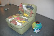 2008年のリサイクルアート展に出品された久里洋二「猫のソファ」。