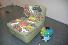 2008年のリサイクルアート展に出品された久里洋二「猫のソファ」。