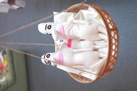 2008年のリサイクルアート展に出品されたしりあがり寿「修平くんニギリ人形（大）」「修平くんニギリ人形（中）」「修平くんニギリ人形（小）」。