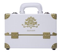 「メイクアップボックス」は、真っ白な下地に金色の菊の花があしらわれた凛としたデザイン。(c)Relaxnews/ L'Oréal / Shu Uemura