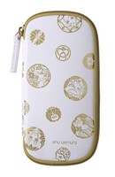 「メイクアップボックス」と同じく白地に金の「ポータブルブラシセット」。表面には安野オリジナルの家紋があしらわれている。(c)Relaxnews/ L'Oréal / Shu Uemura