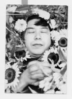 若き不二夫が花に埋もれた様子をとらえた「花」。