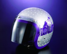 シルバーをベースに、紫で縁取りとイラストが描かれている。(C)荒木飛呂彦＆LUCKY LAND COMMUNICATIONS／集英社