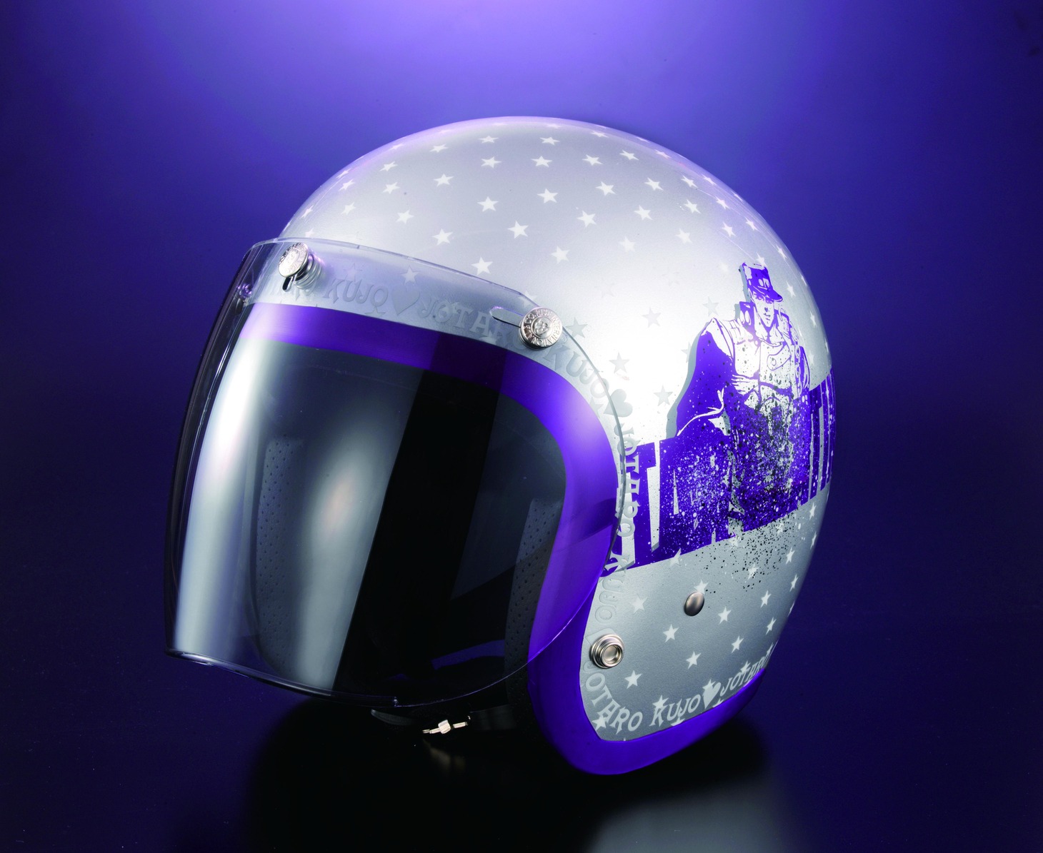 シルバーをベースに、紫で縁取りとイラストが描かれている。(C)荒木飛呂彦＆LUCKY LAND COMMUNICATIONS／集英社