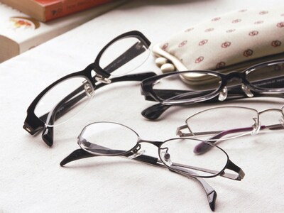 「リス・パラ」とのコラボ眼鏡第2弾。自分に似合うか否かより、ついつい好きなキャラクターの眼鏡を手に取ってしまいそう。