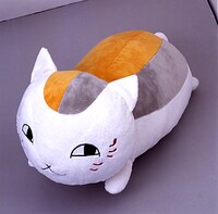 これがニャンコ先生の抱き枕。手触りも超ふわふわ、とのこと。