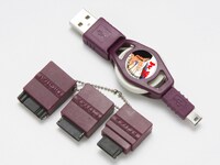 賞品B「天牌」特製USB携帯充電器。様々な機種に対応するよう、3種類のジャックも用意。