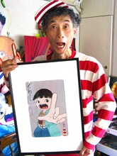 浮世絵になったまことちゃんを抱えて嬉しそうな楳図かずお。