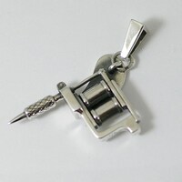 TATTOO MACHINEペンダントを裏から見たところ。