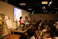 集まったファンもノンストップで繰り広げられる爆笑トークに大満足。会場で単行本を購入したファンには、イベント限定のポストカードがプレゼントされた。