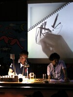 「回しながらじゃないと」とつぶやきながら、さらに右に25度回転させ、目、鼻、髪と描き進めた。「すべてのマンガ家のお約束がいま破られています」とサイバラも唖然。