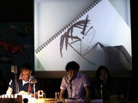 「鼻筋の点々、あれ何？」「額の上で頭蓋骨がなくなってる」と茶々を入れるサイバラを受け流していた福本だったが、口を描こうとした刹那、「あああ口を描いてるときは声かけないで！」と一喝。これにはサイバラも「目を描くとき話しかけるなってのはあるけど……」と苦笑い。