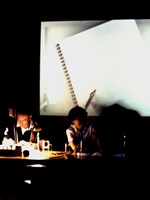 これが衝撃のカイジ作画シーン。おもむろにスケッチブックを左に110度ほど回転させた福本。勢いよく棒状の何かを描き出すが、会場は何がなにやらわからず、まさに「ざわ……ざわ……」。