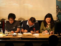 最終お題「峰不二子」には、楽屋で寝ていたという江口も参加。夢にも出てこないであろう奇跡のスリーショットが実現した。