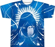 公式サイトにてプレゼントされるコラボTシャツ「Inner Galaxy」カラーバリエーションのひとつ。物語のキーパーソンとなる女性、羽黒妖を題材にしたデザイン。(c)2009松本零士 (c)2009 SUNSOFT コーシカ(R)