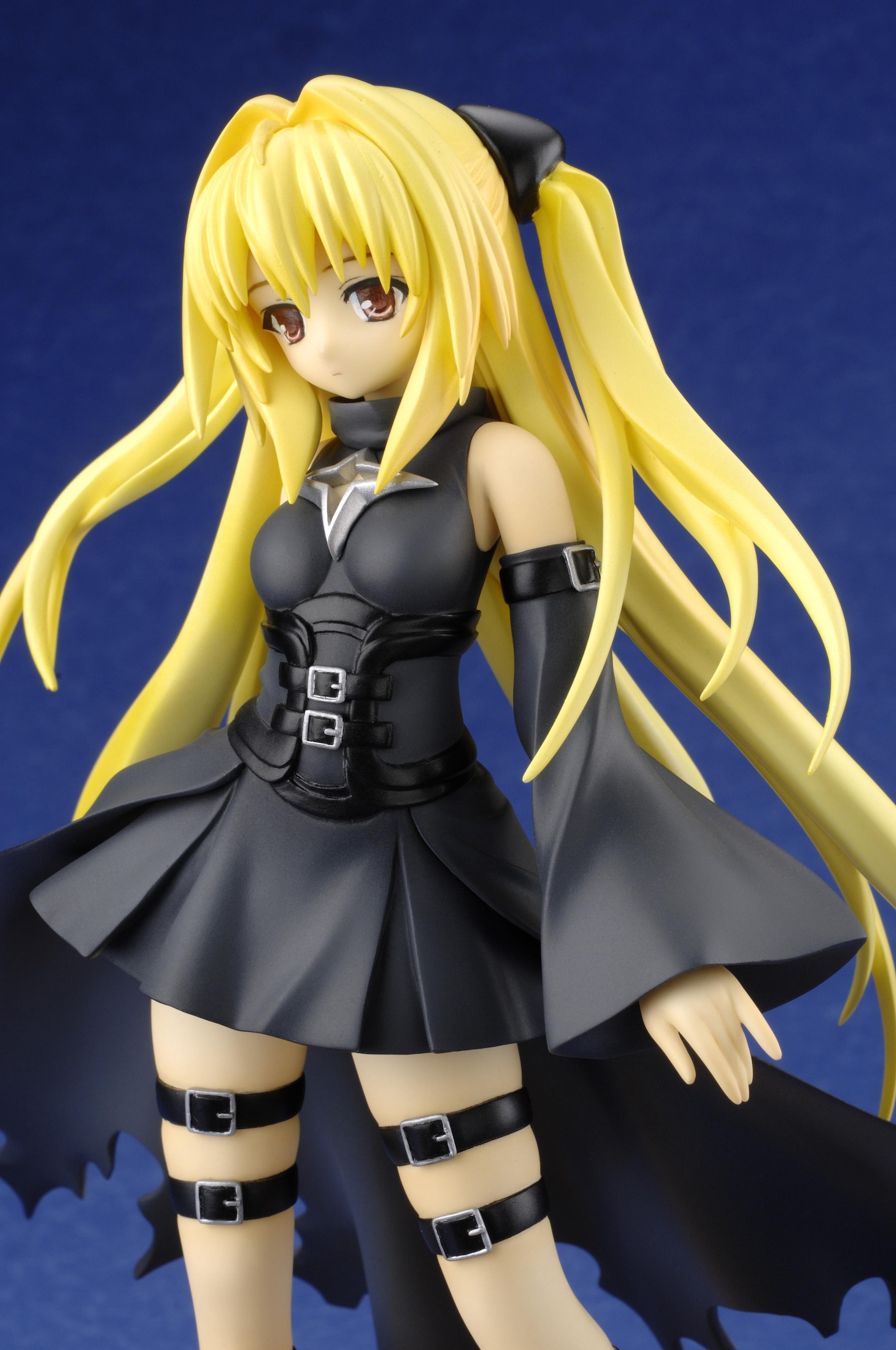 太ももを締め付ける黒いベルトがフェティッシュなヤミちゃんフィギュア。髪の毛やスカートなど、動きのある部分の再現度はまさに匠の技。棚に祭ってたい焼きをお供えしたい。(c)矢吹健太朗・長谷見沙貴／集英社・とらぶる製作委員会