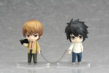 手錠で繋がれた月とL。この手錠はLの猫背バージョンに付属するアイテムだ。(c)大場つぐみ・小畑健／集英社・ＶＡＰ・マッドハウス・ＮＴＶ・Ｄ.Ｎ.ドリームパートナーズ