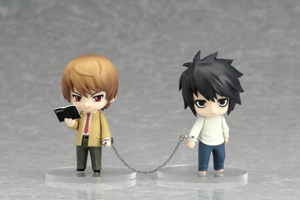 手錠で繋がれた月とL。この手錠はLの猫背バージョンに付属するアイテムだ。(c)大場つぐみ・小畑健／集英社・ＶＡＰ・マッドハウス・ＮＴＶ・Ｄ.Ｎ.ドリームパートナーズ