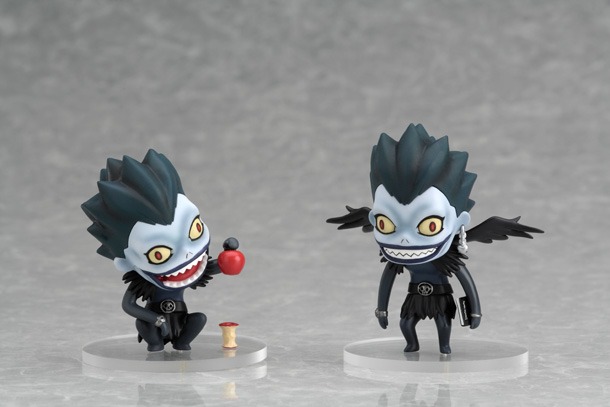 凶悪な顔つきながらどこか憎めない、ねんどろいどリューク。座ったリュークはリンゴを、立っているほうはデスノートを持っている。(c)大場つぐみ・小畑健／集英社・ＶＡＰ・マッドハウス・ＮＴＶ・Ｄ.Ｎ.ドリームパートナーズ
